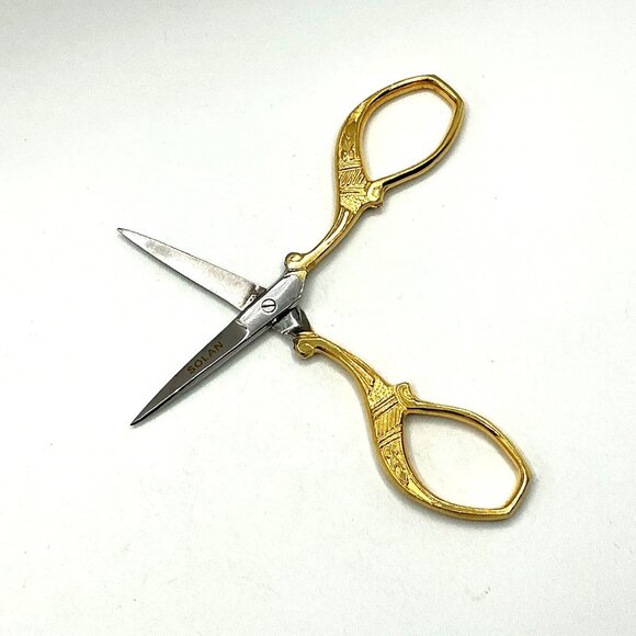 Vintage Gold Tone Embossed Solan Embroidery Scissors With Stainless Steel Blades - Picture 4 of 6